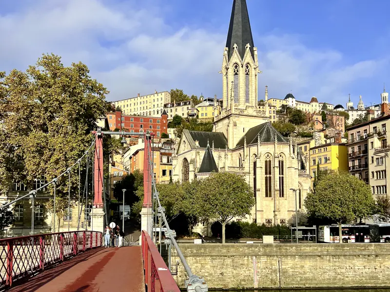 Während unseres Aufenthalts in Lyon führt Sie Ihre Studiosus-Reiseleitung auch durch die Altstadt und hinauf auf den Hügel Fourvière, von wo aus Sie ein herrliches Panorama über die Stadt am Zusammenfluss von Saone und Rhone haben.