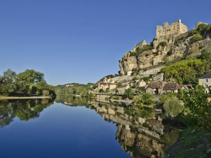 Auf unserer Studienreise nach Südwestfrankreich entdecken wir das Tal der Dordogne. Von der Burg von Beynac aus ist der Blick ins Tal einfach traumhaft.