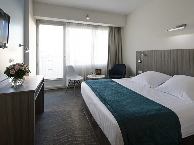 Die Premiumzimmer im Hotel Splendid in Nizza sind etwas größer als die Standardzimmer und im modernen Stil eingerichtet. Sie verfügen meist über über ein Grand Lit (1,60 m breit). Zur Ausstattung gehören Klimaanlage, WLAN (kostenfrei), Sat.-TV, Minibar und Föhn.