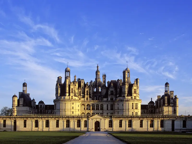 Das größte der Loireschlösser ist Chambord. Wir besuchen den Schlossgiganten auf unserer Studienreise an die Loire und in die Ile de France.