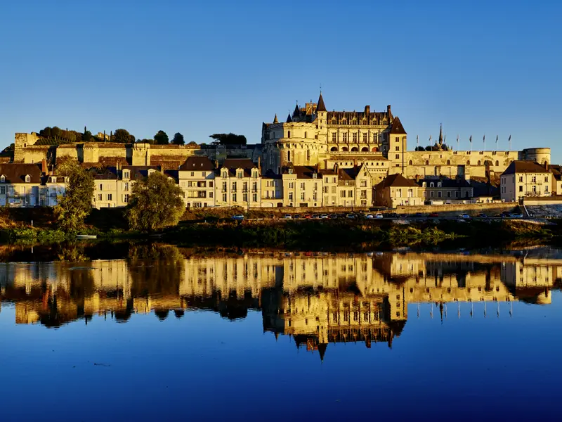 Das Schloss von Amboise, hoch über der Loire, ist einer der Höhepunkte unserer Studienreise ins Loiretal und in die Ile de France.