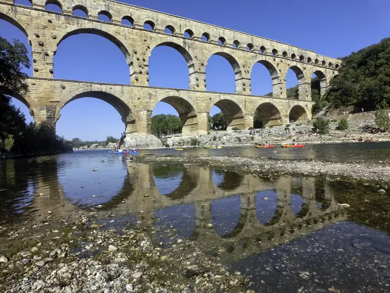 Auf unserer zehntägigen Studienreise zu den Höhepunkten der Provence darf auch der Pont du Gard nicht fehlen.
