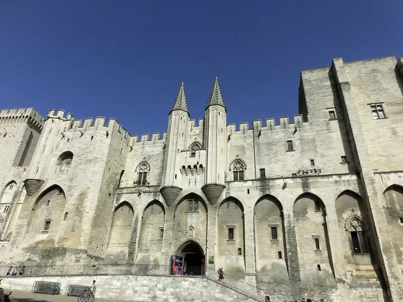 Auf unserer Studienreise durch die Provence erzählt Ihre Reiseleiterin in Avignon Interessantes über die Geschichte des Papstpalastes, wo zwischen 1309 und 1377 sieben Päpste residierten.