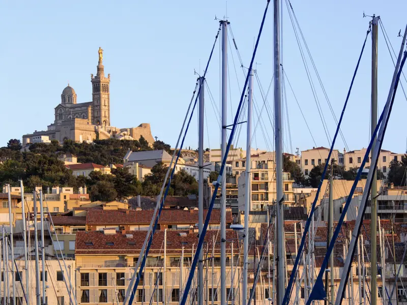 Unsere Studienreise durch die Provence führt uns bis in den Süden nach Marseille, der bunten Hafenstadt am Meer, die vor provenzalischer Lebenslust sprüht.