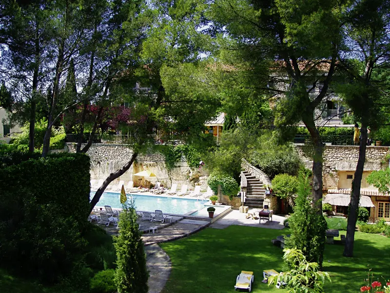 Wie eine Landvilla wirkt das Hotel Belesso am Rande von Fontvieille. Im schönen, baumbestandenen Garten und im Pool können Sie auf Ihrer Studienreise wunderbar entspannen. Die Zimmer sind gemütlich im provenzalischen Stil eingerichtet.