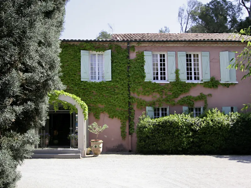Etwa 12 km nördlich von Arles liegt ruhig das Hotel Mazets des Roches. Zur nächsten Ortschaft - Fontvieille - sind es etwa 3 km. Das Hotel verfügt über einen großen, baumbestandenen Garten mit Swimmingpool (je nach Saion und Witterung). Die Zimmer sind eher einfach eingerichtet.