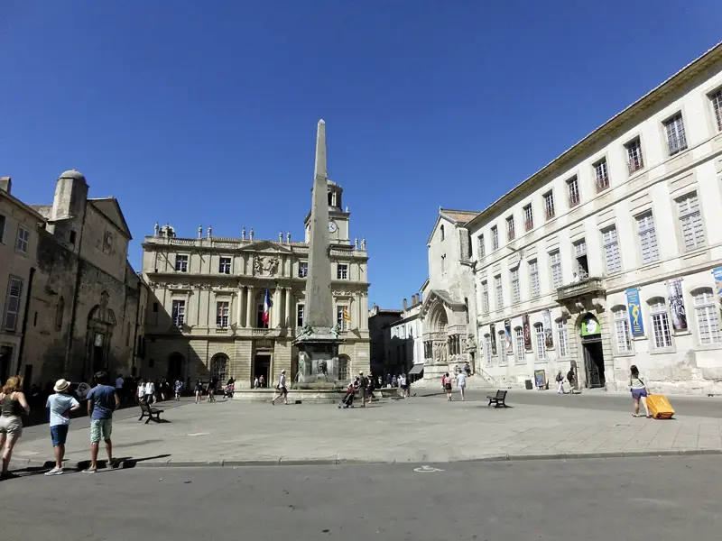 Die Place de la République in Arles mit Rathaus und Obelisk. Nur einer von vielen sehenswerten Orten, die wir auf unserer Studienreise zu den Höhepunkten der Provence besuchen.