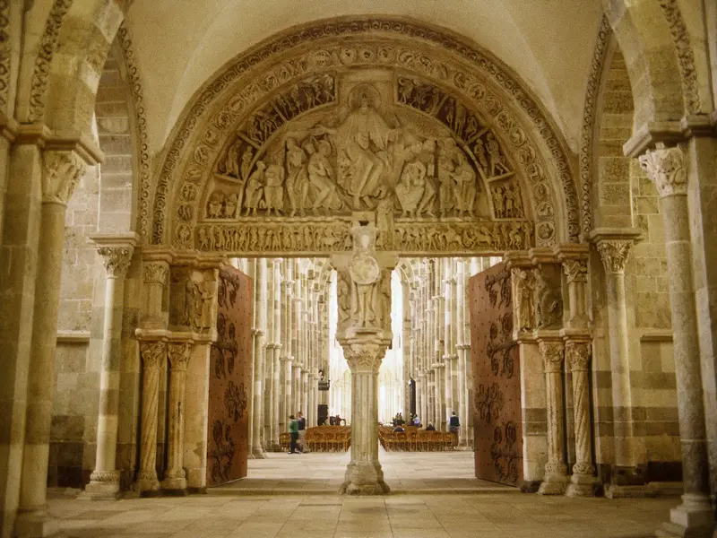 Ein einzigartiges Kunstwerk ist das reich verzierte Portal der Kirche Ste-Marie-Madeleine in Vézelay, das wir auf unserer Studienreise durch das Burgund bewundern.