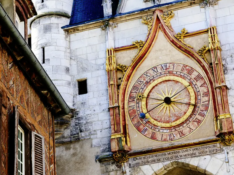 In Auxerre bewundern wir die berühmte Uhr am Tour de l'Horloge. Ihre Reiseleiterin verrät Ihnen, warum sie gleichzeitig auch ein Astrolabium ist.