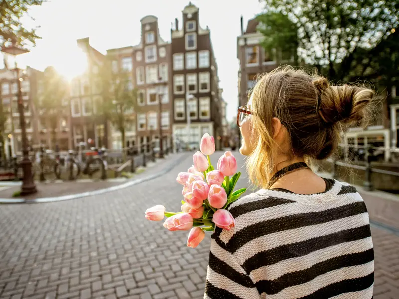 Tulpen gehören zu Amsterdam wie die Fiets, die vielen Fahrräder. Vielleicht machen Sie während unseres Aufenthalts eine Tour am freien Nachmittag und erkunden das Szeneviertel Jordaan, bevor wir unsere Studienreise durch die Niederlande und Belgien fortsetzen.