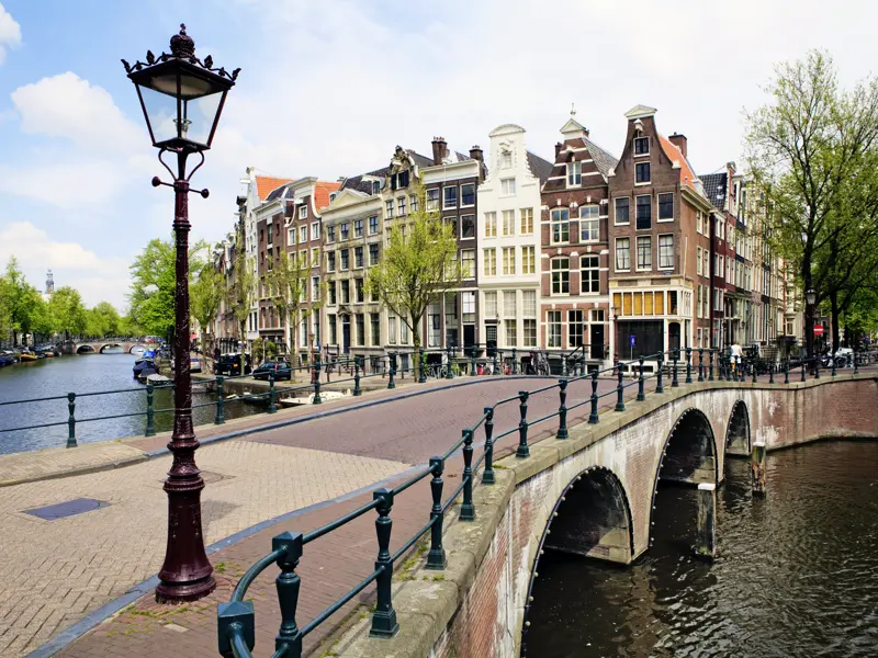 Die Grachten in Amsterdam sind ein Symbol der Stadt. Wir erkunden bei unserem Aufenthalt in der Flussmetropole den im 17. Jahrhundert in der Altstadt entstandenen Grachtengürtel bequem per Boot.