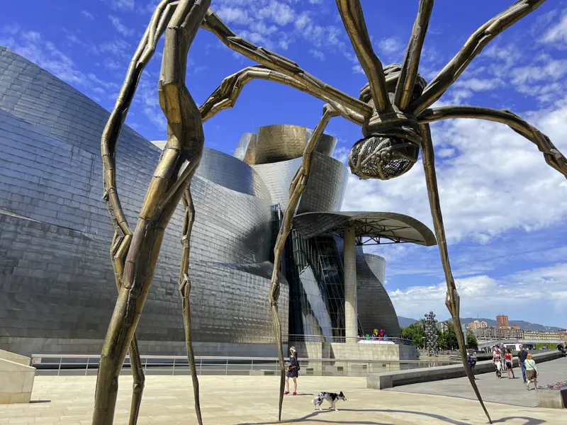 Unsere Rundreise durch Spaniens Norden beginnt in Bilbao, das einem Architekturmuseum unter freiem Himmel gleicht. Im Guggenheim-Museum sehen wir uns die aktuelle Ausstellung an und wandeln durch Richard Serras begehbare Schlange aus Stahlwänden.