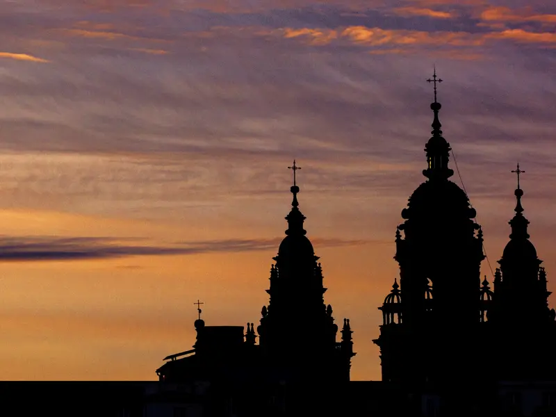 Strahlender Mittelpunkt Galiciens: Santiago de Compostela, wo der Pilgerweg zum heiligen Jakobus sein glanzvolles Finale erlebt. Hier beginnen wir unsere Studienreise durch Galicien.