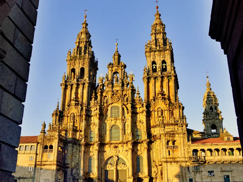 Unsere Studienreise durch Galicien beginnt in Santiago de Compostela (UNESCO-Welterbe), dem Ziel des Jakobsweges. Wer mag, besucht die Pilgermesse und erlebt mit etwas Glück, wie das tonnenschwere Weihrauchfass durch das Kirchenschiff saust.
