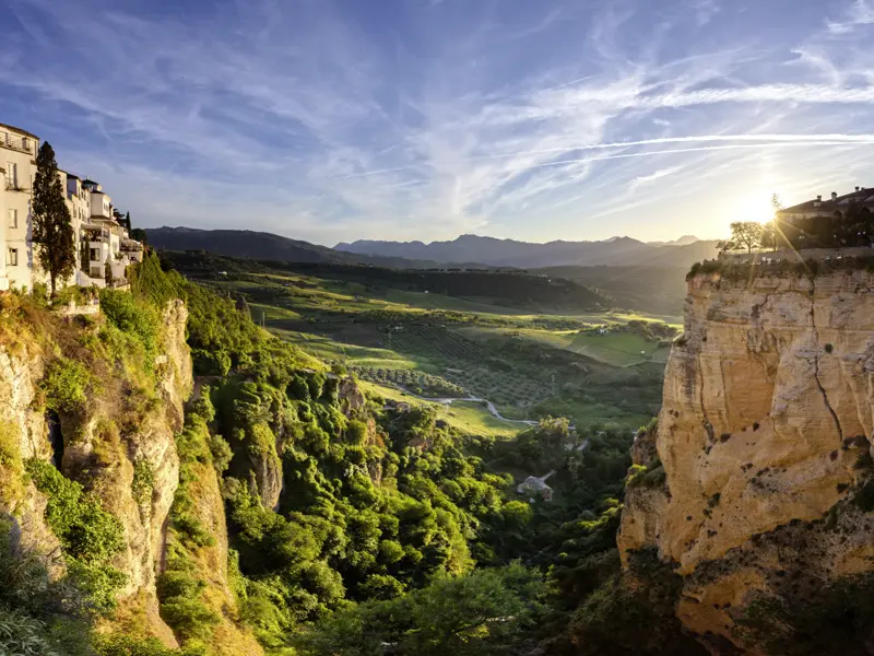 Wir besuchen auf unserer Andalusienreise auch Ronda. Fotogen balancieren die weißen Häuser auf einem Felsplateau über dem Abgrund.