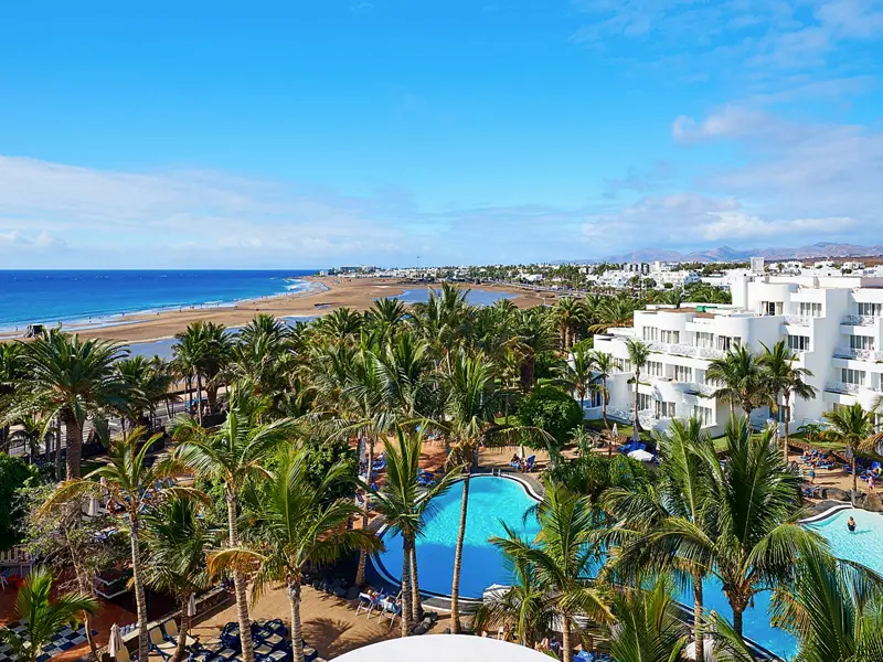 Auf Lanzarote ist das komfortable Hotel Hipotels La Geria am Strand von Puerto del Carmen Ausgangspunkt, um die Insel auf Ausflügen zu entdecken.