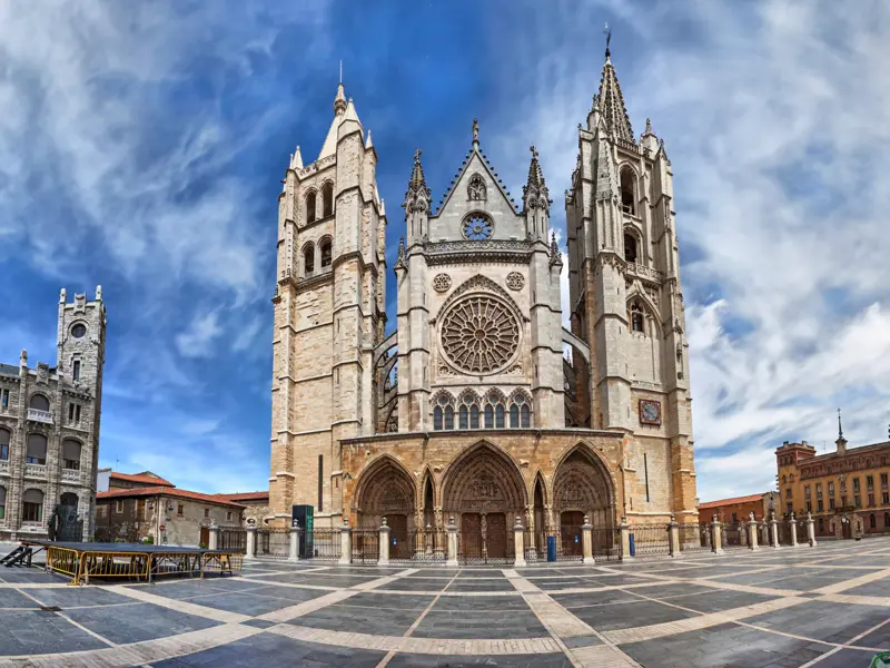 Die Kathedrale von León, eine der wichtigsten Stationen auf dem spanischen Jakobsweg, begeistert uns auf der Studiosus-Wanderreise vor allem durch ihr lichtdurchflutetes Inneres.