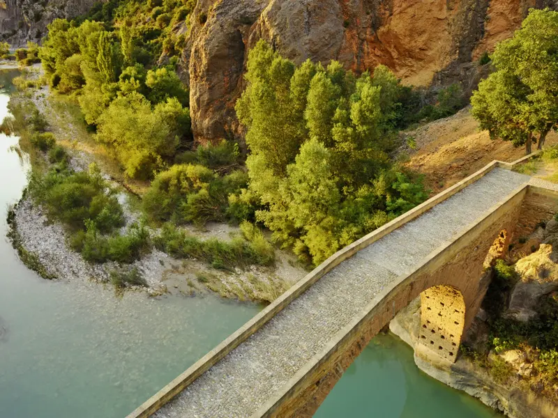 Auf dieser 15-tägigen Wander-Studienreise sind wir in den  schönsten Natur- und Nationalparks der Pyrenäen in Spanien und Frankreich unterwegs. Hier eine steinerne Brücke über einen romantischen Fluss in der spanischen Provinz Aragonien.