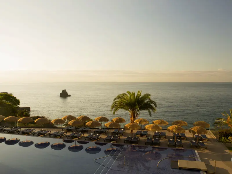 Genießen Sie den Blick auf den Atlantischen Ozean vom Außenpool des Hotel Baia Azul in Funchal.