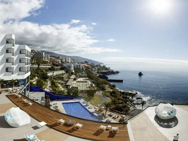 Das Hotel Baia Azul verfügt über eine großzügige Sonnenterrasse und einen Außenpool mit Blick auf den Atlantischen Ozean.