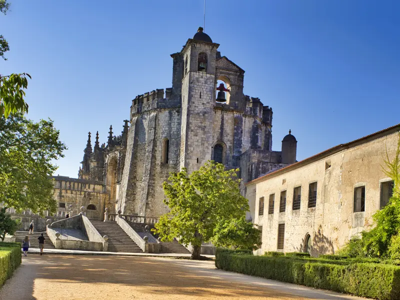 Auf unserer Studienreise mit Muße durch Portugal machen wir für zwei Nächte in Tomar Station. Natürlich besuchen wir auch die UNESCO-Welterbestätte der Christusritterburg. Ehemals Tempelritter genannt, ranken sich viele Legenden um diesen Ort.