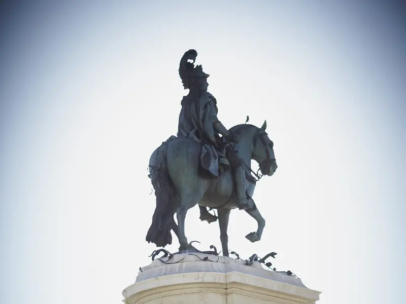 Auf unserer Studienreise mit Muße durch Portugal haben wir Zeit, Lissabon zu erkunden und die vielen Baudenkmäler und Statuen, wie hier das Reiterstandbild von Jose I. auf dem Praca do Comercio, zu bewundern.