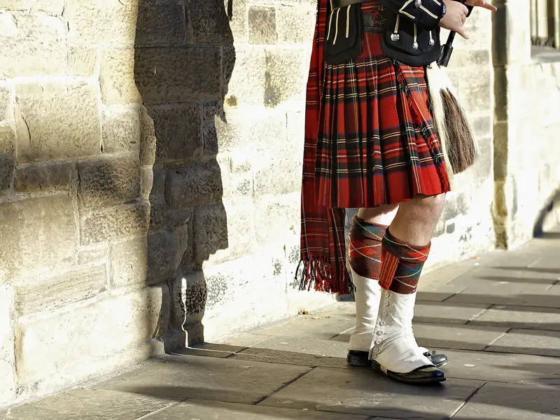 Begegnen Sie auf unserer Schottland-Studienreise Menschen mit traditionellen Schottenröcken.