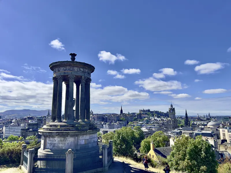 Auf unserer Studienreise Schottland - im Überblick sind wir zum Reiseende in Edinburgh. Wir besichtigen die Stadt und Sie haben Zeit, eigene Wege zu gehen, z.B. eine Wanderung zu unternehmen und einen Blick über die Altstadt zu werfen.