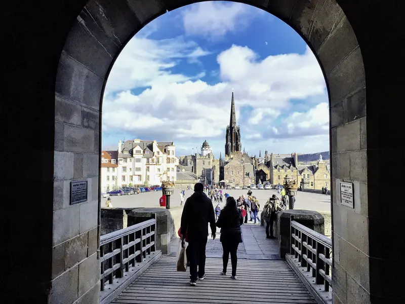 In Edinburgh genießen wir bei unserem Rundgang majestätische Ausblicke vom Edinburgh Castle über die Stadt bis weit in die Highlands! Unser Rundgang führt vom Castle auf der Royal Mile am Parlament vorbei bis zum Holyrood House.