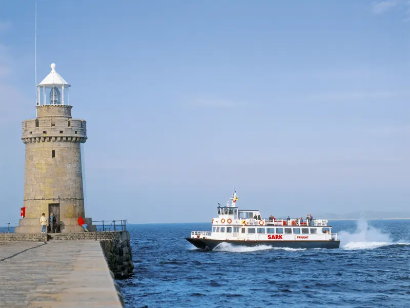 Auf unserer Studienreise zu den Kanalinseln Jersey und Guernsey sehen wir im Hafen von St Peter Port diesen schönen Leuchtturm.