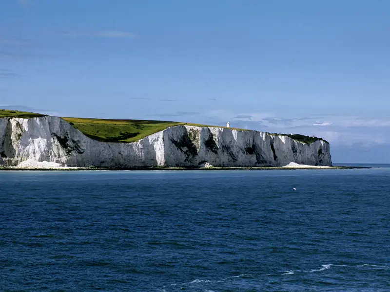 Station unserer Studienreise durch Südengland: die berühmten Kreideklippen von Dover. Die Möwen kreischen, kräftig pustet der Wind vom Kontinent herüber, der in Schwimmweite liegt. Gefühlsmäßig driftete er für manchen Engländer in den vergangenen Jahren immer weiter in die Ferne.