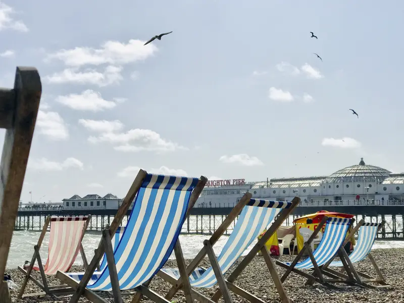 Besichtigen Sie den Brighton Pier auf unserer Südenglandreise mit den Schwerpunkten Landschaft und Gartenkunst und genießen Sie die Aussicht auf den Ärmelkanal in einem der einladenen Liegestühle am Uferstrand.