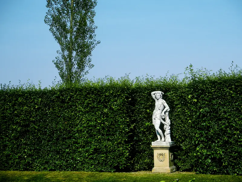 Auf unserer Studienreise nach Südengland besuchen wir auch den von der Schriftstellerin Victoria Sackville-West angelegten Garten von Sissinghurst, wo Sie sich von Statuen und Gartenkunst inmitten purer Natur inspirieren lassen können.