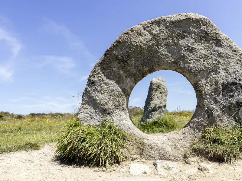 In Cornwall und Devon finden sich zahlreiche Relikte aus längst vergangenen Epochen. Haben Menschen dieses fast kreisrunde Loch in den Stein getrieben?, fragen wir uns auf unserer Wander-Studienreise in Südengland.