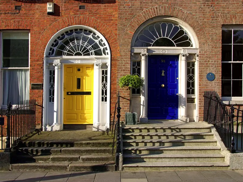 Auf unserer Studienreise nach Irland erkunden wir die irische Hauptstadt Dublin zu Fuß und sehen die berühmten georgianischen Stadthaüser, deren Fassaden sich häufig nur durch die Farben der bunten Eingangstüren, der berühmten Doors of Dublin, unterscheiden.