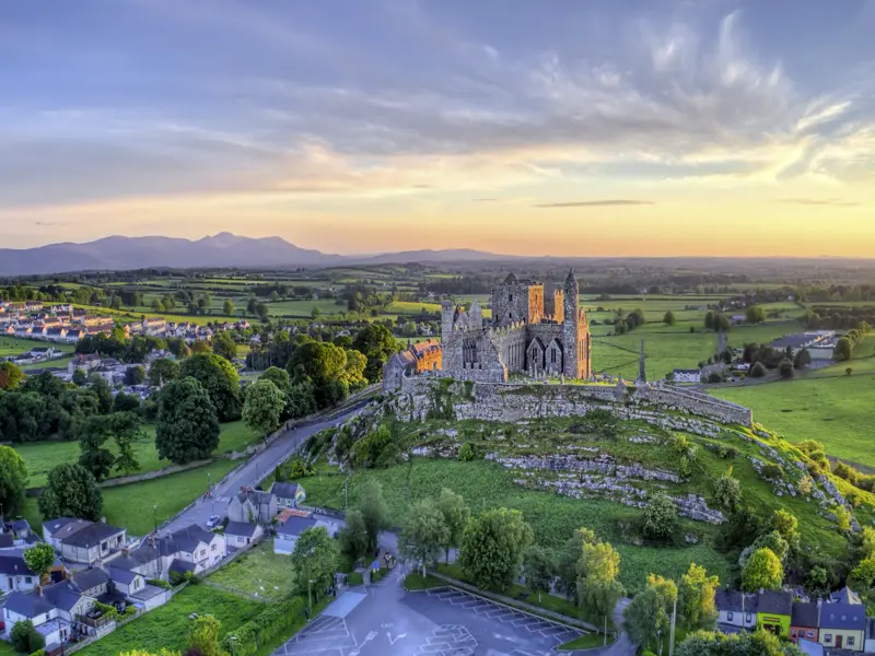 Wir besuchen auf unserer 14-tägigen Wanderreise auch viele Kultur-Highlights Irlands und Nordirlands, wie den Rock of Cashel im County Tipperary. Der ehemalige Königssitz und Kirchenfelsen wird auch Irlands Akropolis genannt.