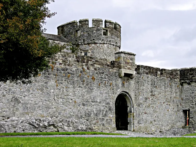 Die Burg von Cahir besuchen wir auf dieser Irland-Studienreise mit Muße im Rahmen eines Tagesausflugs ganz entspannt.