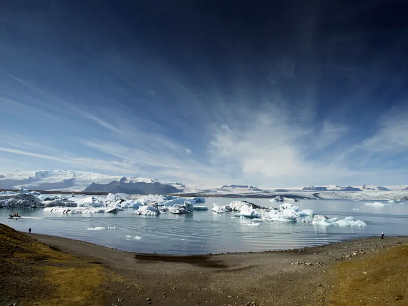 Auf unserer Studienreise in Island entdeclen wir die Naturgewalten, der Insel, mit eiskalten Gletschern und heißen Quellen.