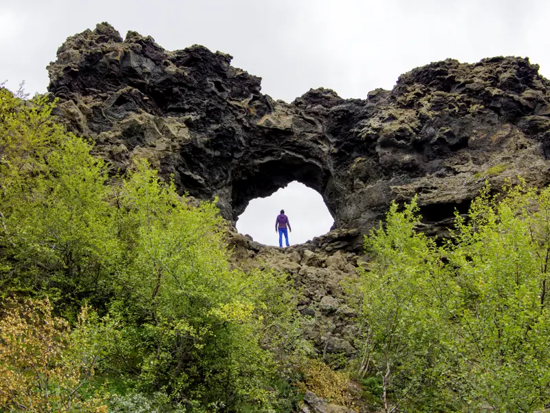 Auf unserer Reise durch Island spazieren wir am 6. Tag durch das Lavalabyrinth Dimmuborgir, wo wir versteinerte Trolle und andere Fantasiefiguren entdecken.