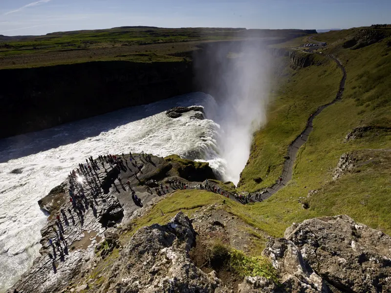Die Preiswert-Studienreise von Studiosus bringt Sie in zehn Tagen rund um die Island. Freuen Sie sich auf beeindruckende Naturschauspiele. Wir besuchen u.a. den mächtigen Wasserfall Gullfoss.