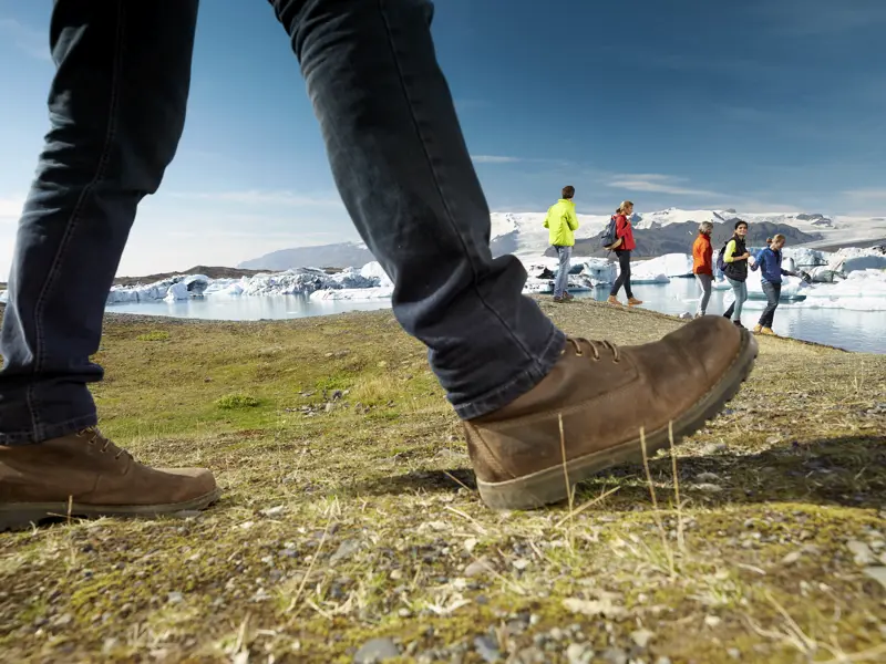 Auf der Wander-Studienreise mit Studiosus durch Island kommen Sie der  Gletscherlagune Fjallsarlon ganz nah.