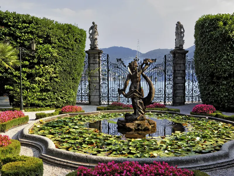 Auf unserer Studienreise mit Muße ins Tessin besuchen wir auch die Villa Carlotta in Tremezzo am Comer See. Von den Gärten aus genießen wir immer wieder neue und traumhafte Blicke auf den See.