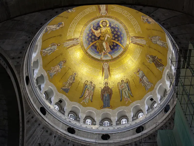 Unser Stadtrundgang durch die serbische Hauptstadt Belgrad führt uns in die Sava-Kirche, wo Ihnen Ihr Reiseleiter die prächtige Innenkuppel mit den goldenen Mosaiken zeigt.