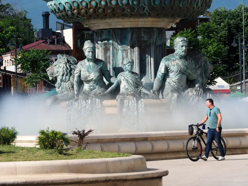 Auf unserer zweiwöchigen Studienreise durch den Balkan besuchen wir auch Skopje, die Hauptstadt Mazedoniens mit ihren vielen imposanten Springbrunnen.