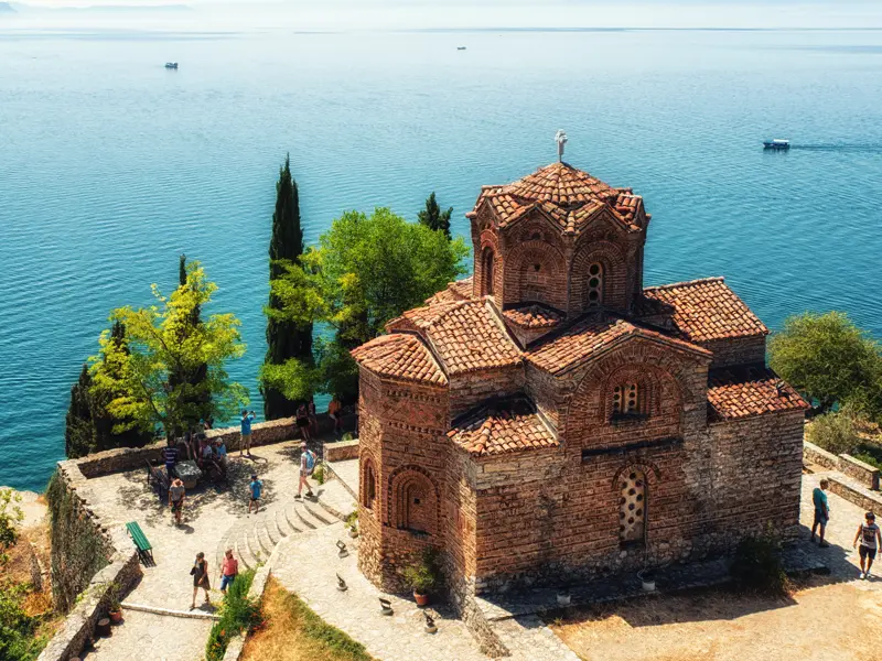 Das einzigartige Ambiente des Ohrid-Sees mit der Kirche Sveti Jovan Kaneo verzaubert auch uns auf unserer Studienreise durch Albanien und Nordmazedonien.