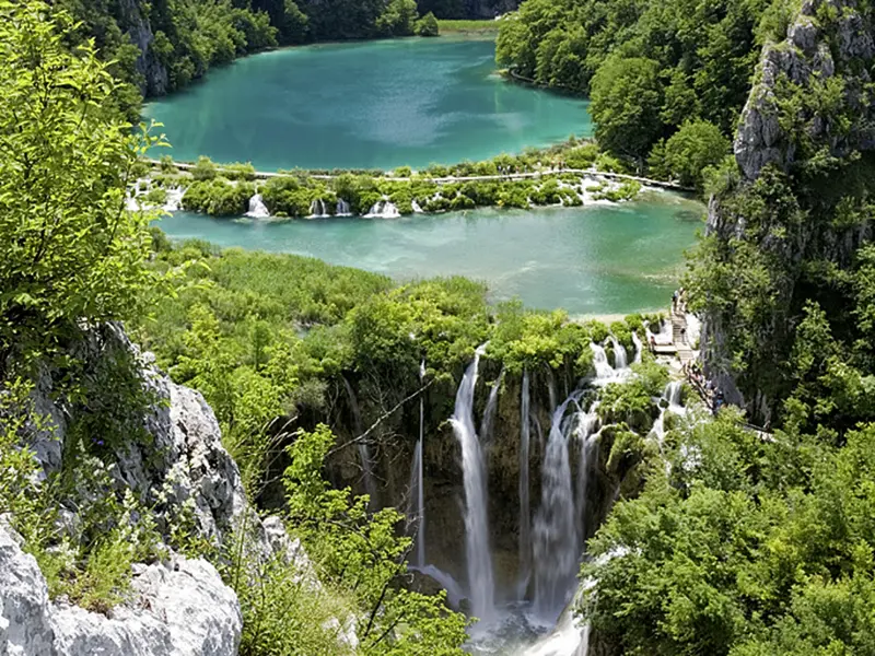 Auf unserer Wander-Studienreise Kroatien - Küste und Naturparks aktiv erleben wandern wir auch durch den Nationalpark Plitwitzer Seen. Das Panorama der vielen Wasserfälle und kleinen Seen bezaubert!