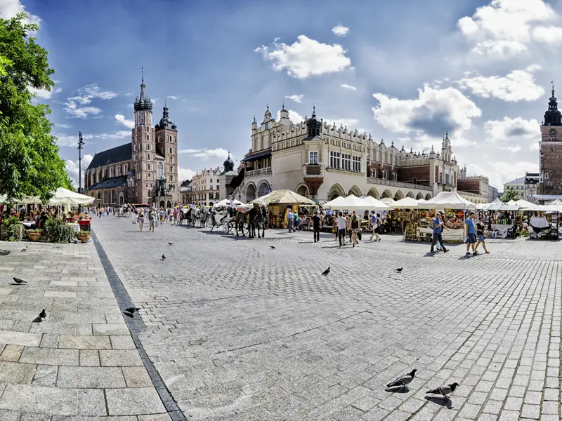 Das Zentrum von Krakau bildet der Hauptplatz mit den Tuchhallen und der Marienkirche. Krakau ist die zweite Station unserer Studienreise nach Polen, die wir per Zug erreichen.