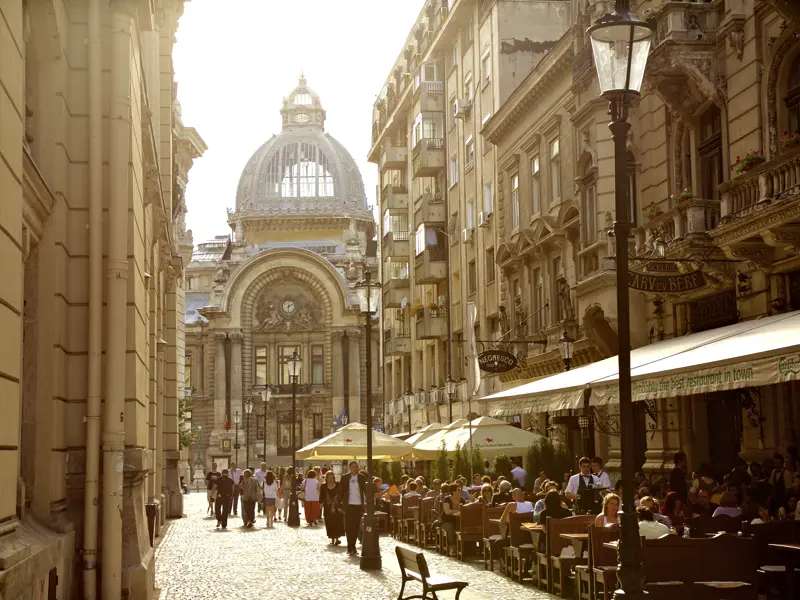 Den Spitznamen "Paris des Ostens" bekam Bukarest, wohin uns unsere Studienreise durch Rumänien führt, einst aufgrund seiner Flaniermeilen, Straßencafés und Bars.