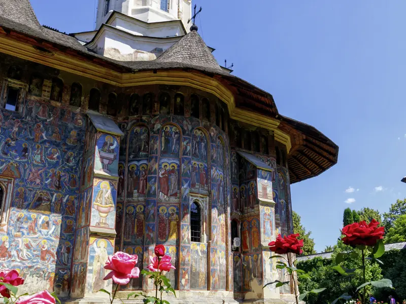 Auf unserer Wander-Studienreise Rumänien - Karpatengipfel und Moldauklöster entdecken Sie mit Ihrem Studiosus-Reiseleiter die Geschichten der Heiligen, die auf den Wandmalereien auf den orthodoxen Moldauklöstern dargestellt sind, hier das Kloster Moldovita.