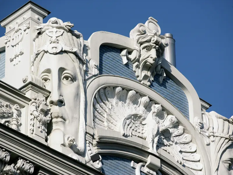 Auf unserer Studiosus-Reise kommen wir auch nach Riga, der Hauptstadt Lettlands. Sie ist berühmt für ihre Jugendstilhäuser mit prachtvollen Fassaden, wie z.B.  in der Elisabethstraße.